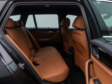 Fahrzeugabbildung BMW 520d xD Tour M Sport HI-FI M Sportfahrwerk