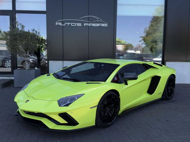 LAMBORGHINI Aventador