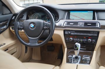 BMW 750 - 12