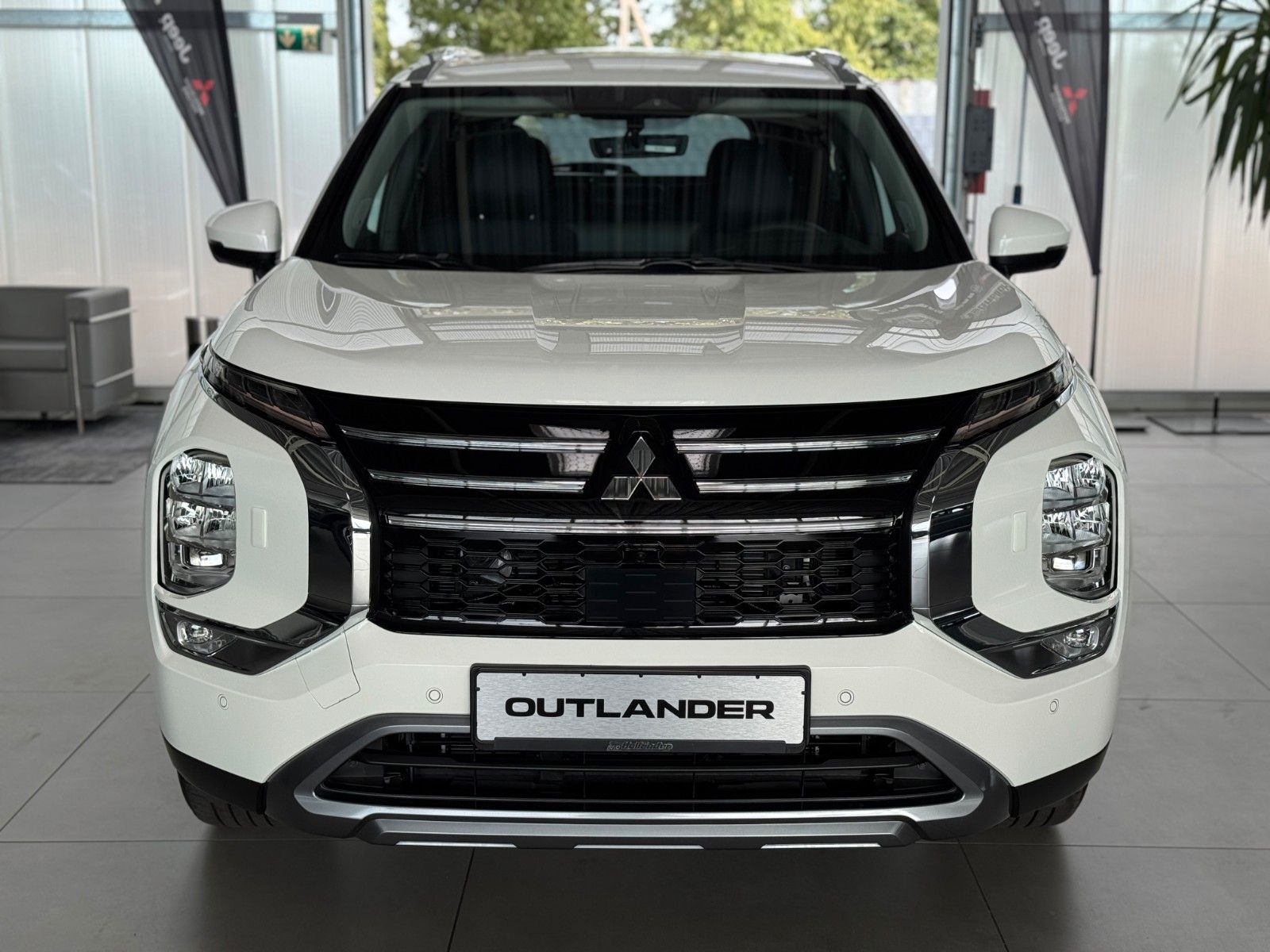 Fahrzeugabbildung Mitsubishi Plug-in Hybrid Outlander Intro Edition