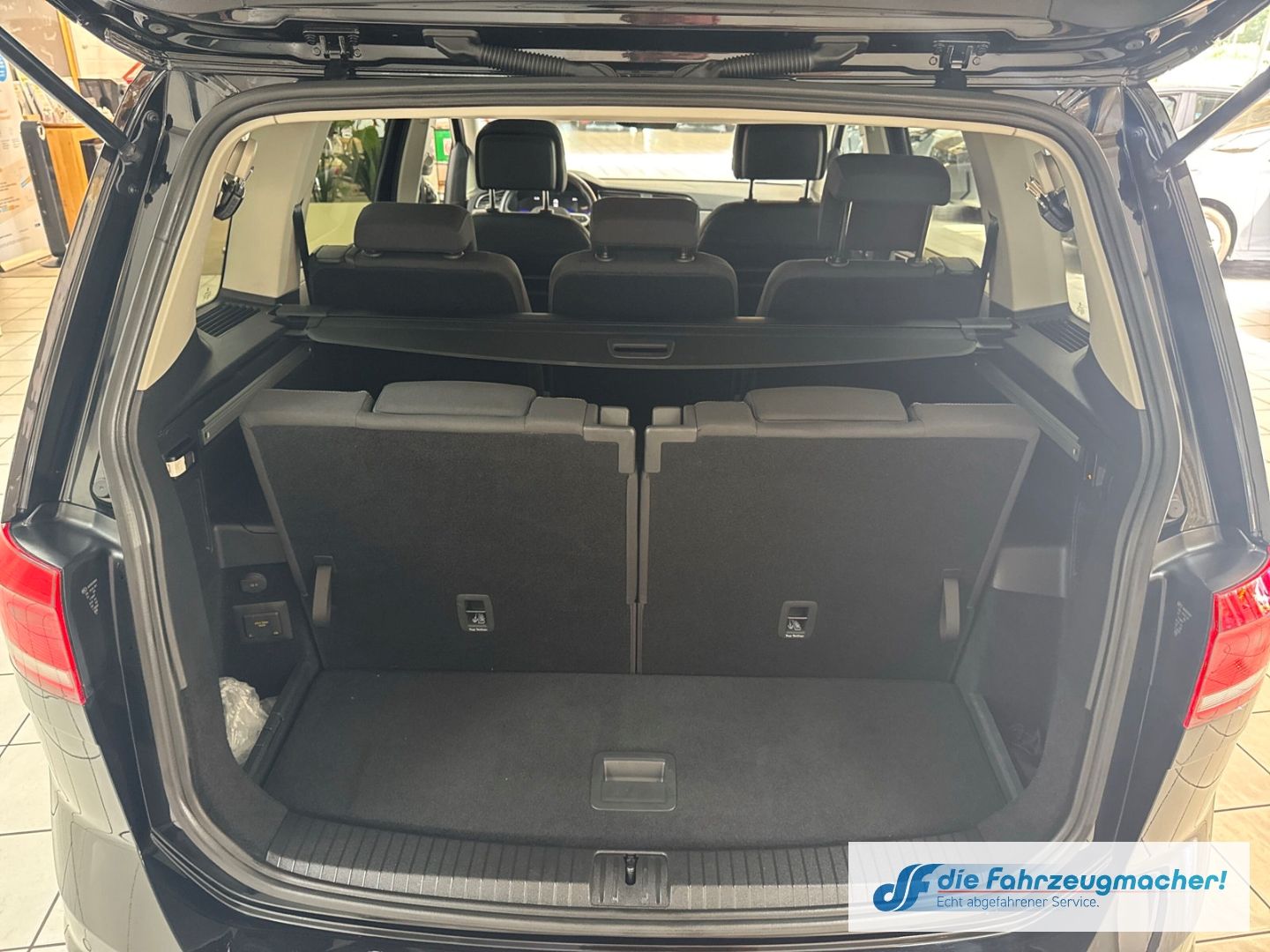 Fahrzeugabbildung Volkswagen Touran Comfortline 7.Si. AHK-klap.150PS Navi Dig