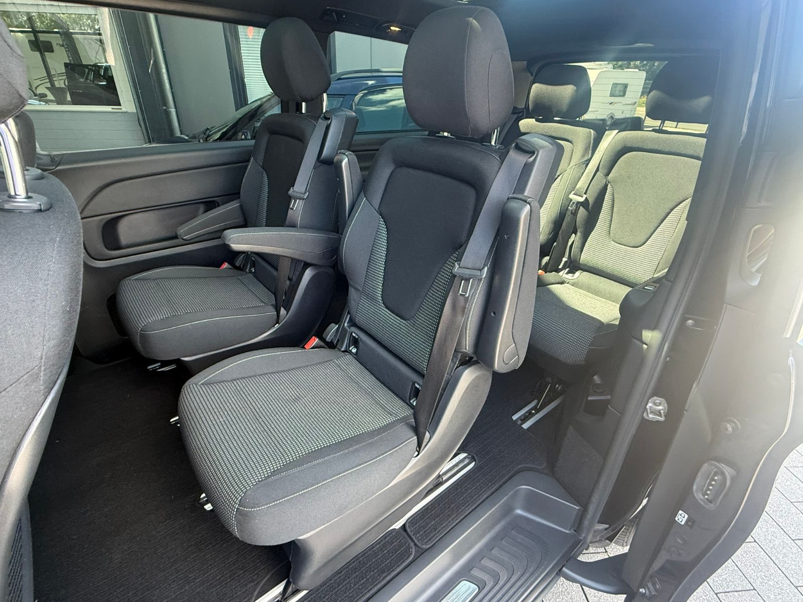 Fahrzeugabbildung Mercedes-Benz V 300d EDITION 4MATIC lang PANO AMG AHK 7-Sitzer
