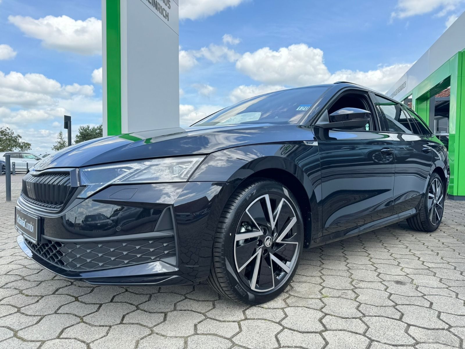 Fahrzeugabbildung SKODA Octavia Combi Sportline 2.0TDI DSG*RFK*ACC*NAVI