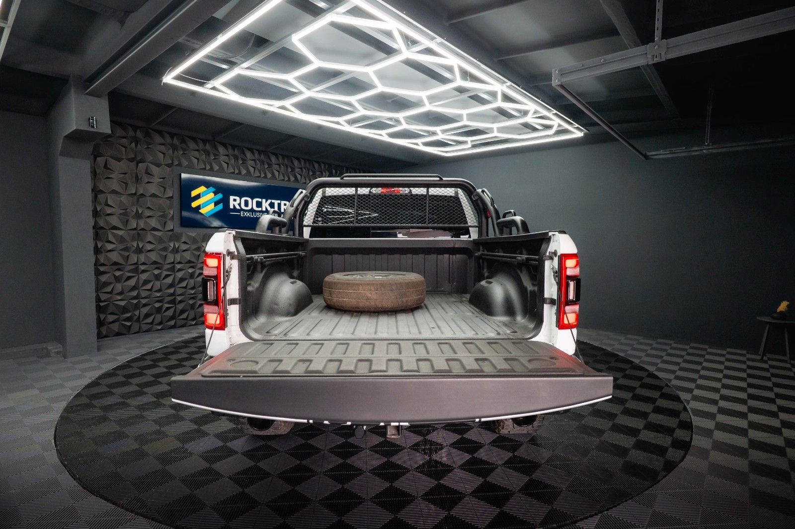 Fahrzeugabbildung Dodge RAM 5.7 V8 HEMI 4x4 OFFROAD Night-Paket *LED*