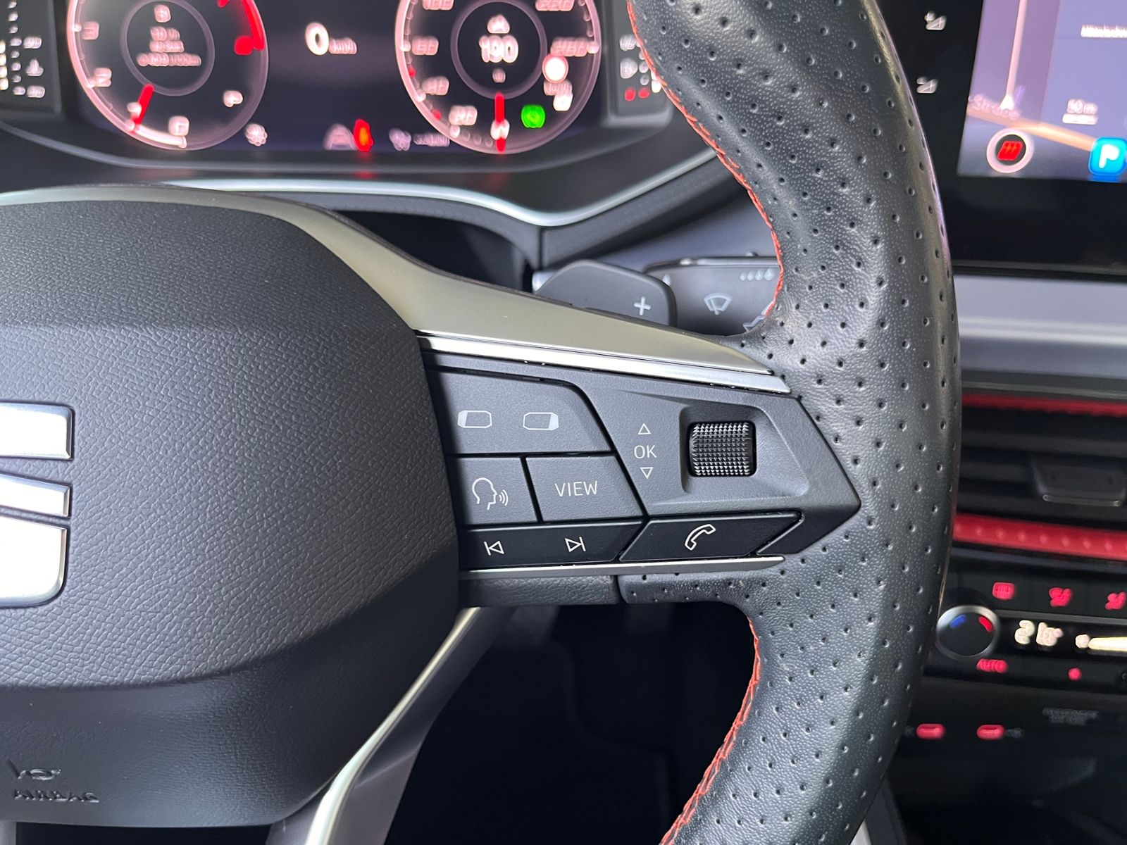 Fahrzeugabbildung SEAT ARONA  1.5 TSI DSG FR ACC LED NAV RFK SHZ 17"