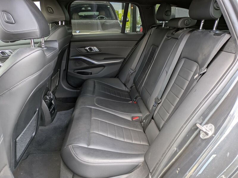 BMW 320i Tour. M Sport Laser. Glasdach. Park.Ass. foto 6