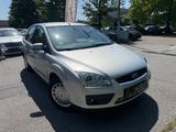 Ford Focus Lim. Ghia*TUV NEU* - Ford Focus aus 2004