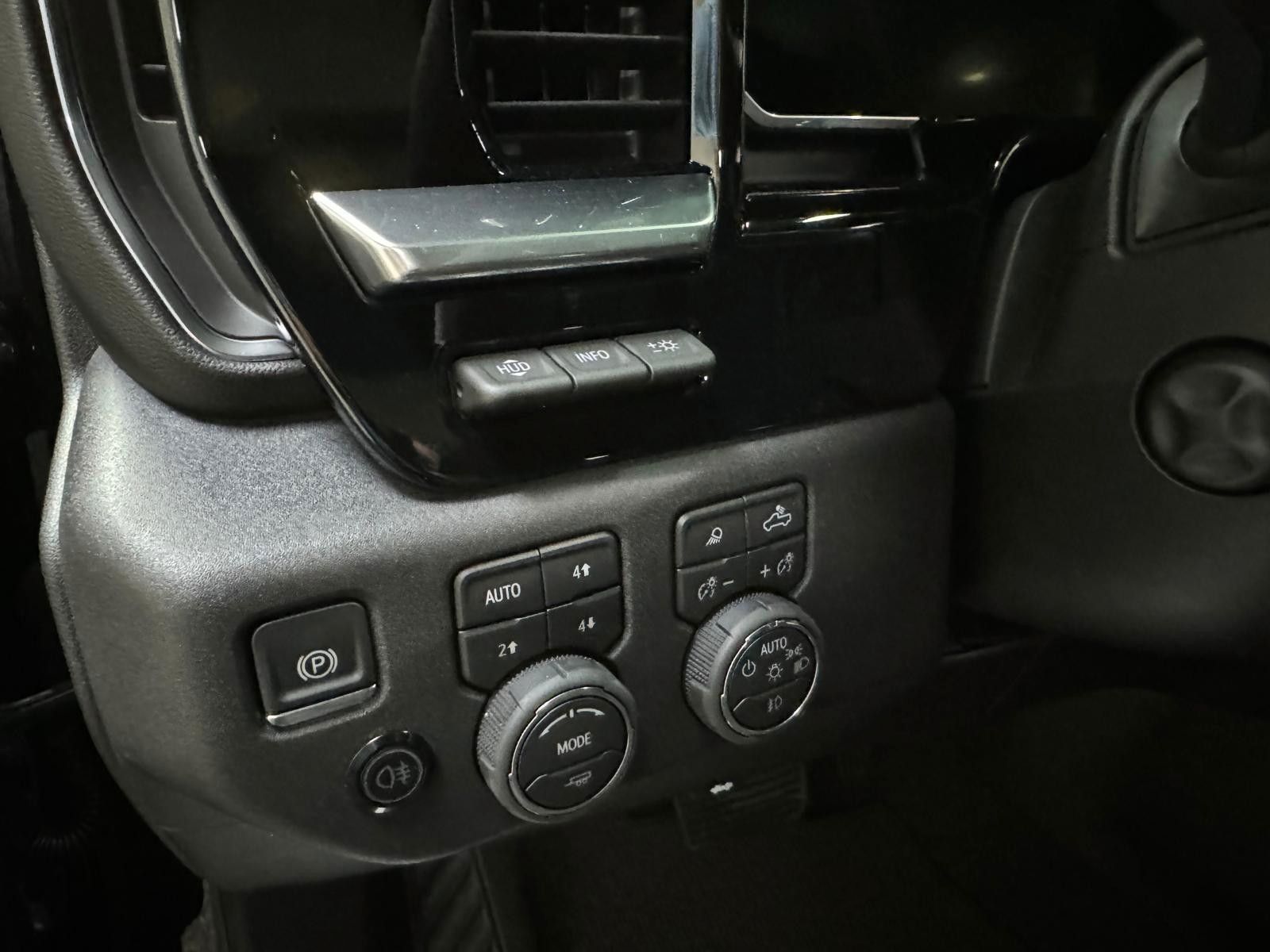 Fahrzeugabbildung Chevrolet 2026 SILVERADO MIDNIGHT DURAMAX DIESEL 4x4 HC