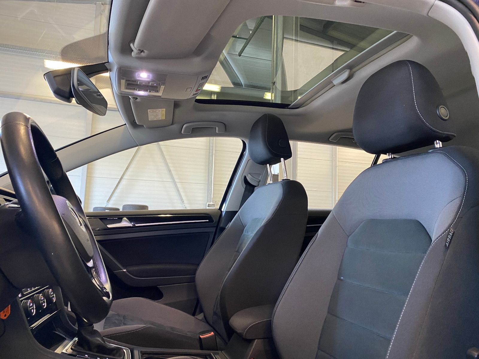 Fahrzeugabbildung Volkswagen Golf VII Lim. Highline DSG ACC Navi Pano Kam LED