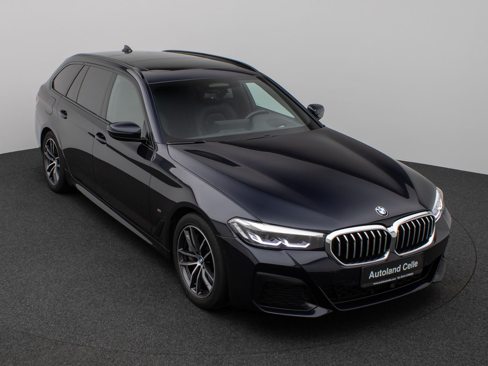 Fahrzeugabbildung BMW 530d xD M Sport Panorama Kamera HUD HiFi Komfort