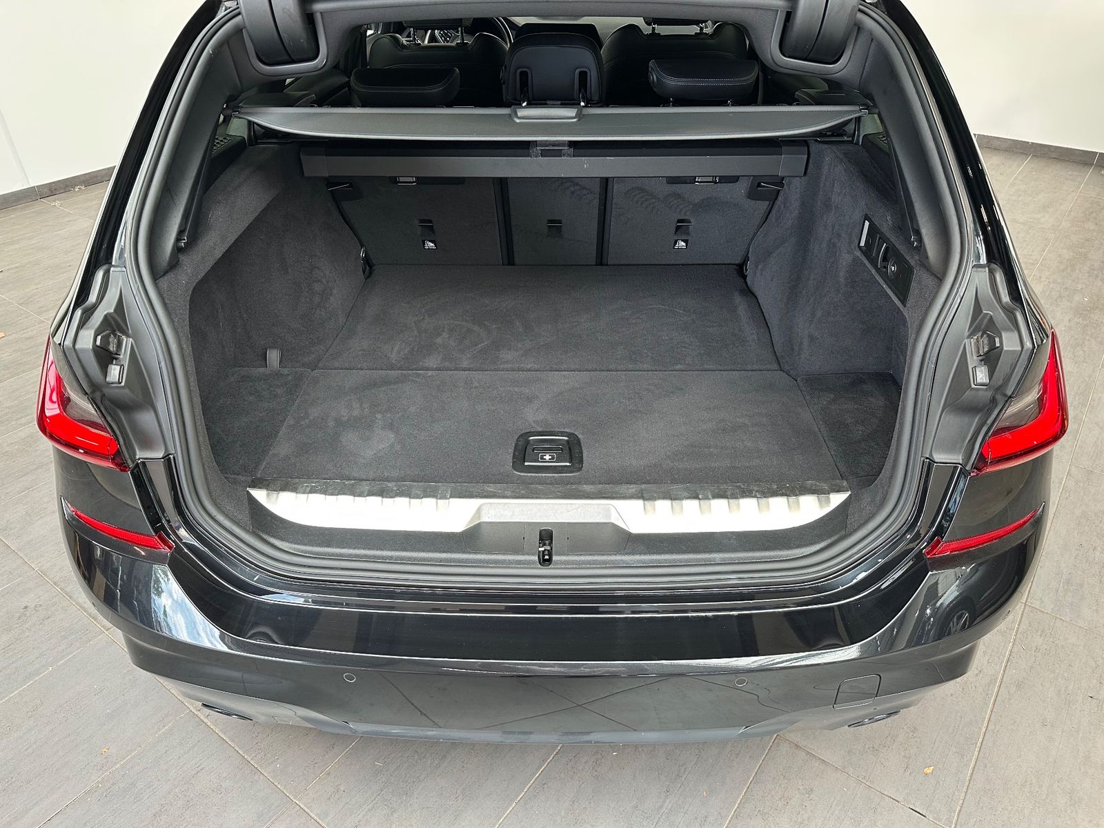 Fahrzeugabbildung BMW 330 e Touring M-Sport NAV+LED+PANO+AHK+HEAD-UP