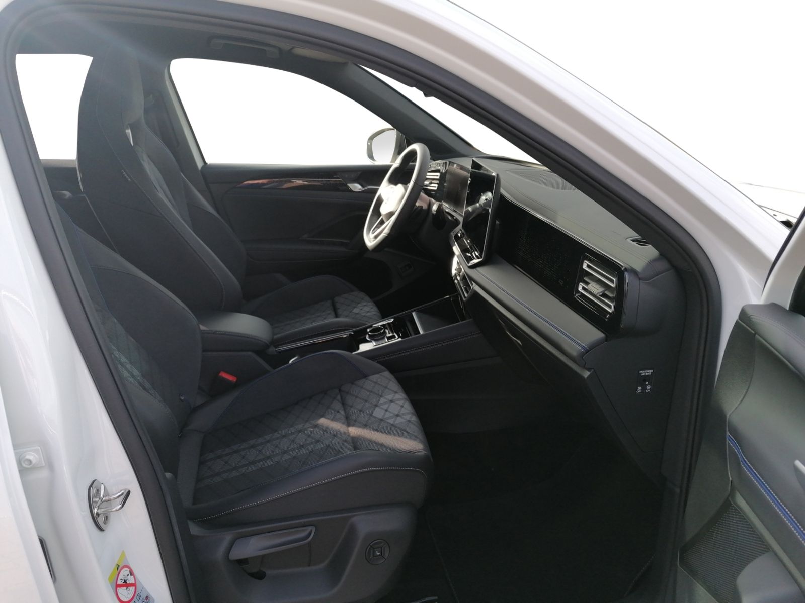 Tiguan 2.0 TDI DSG R-Line AHK+STHZ+PANO+MATRIX+