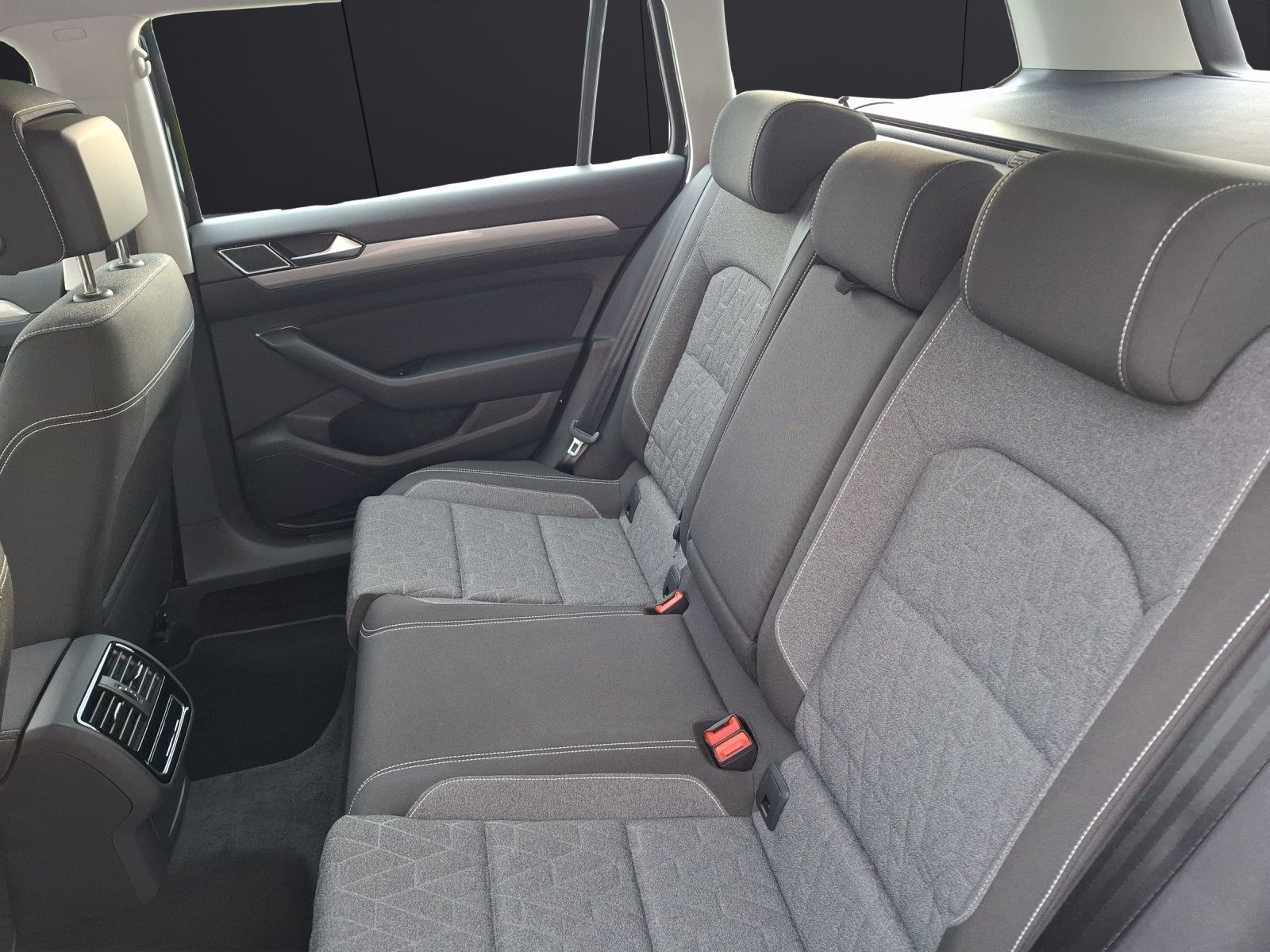 Fahrzeugabbildung Volkswagen Passat Variant TDI Business DSG 4M Standhzg. Mat