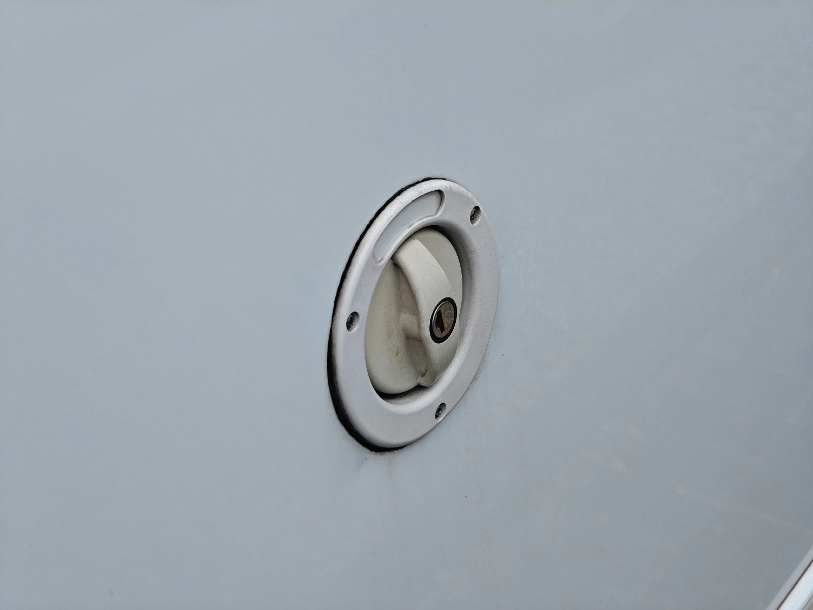 Fahrzeugabbildung Carado T-334 - Hubbett, SAT, TV, Navi, Markise -