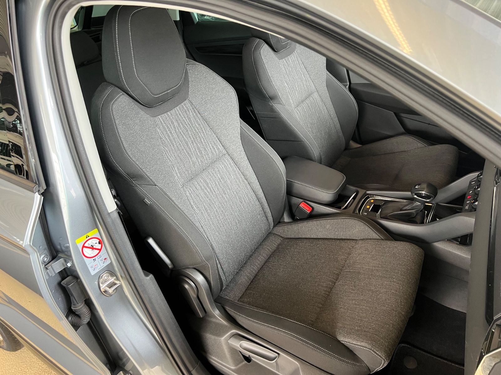 Fahrzeugabbildung SKODA Karoq Style 1.5 DSG *NAVI*KAMERA*CAR-PLAY*AHK*