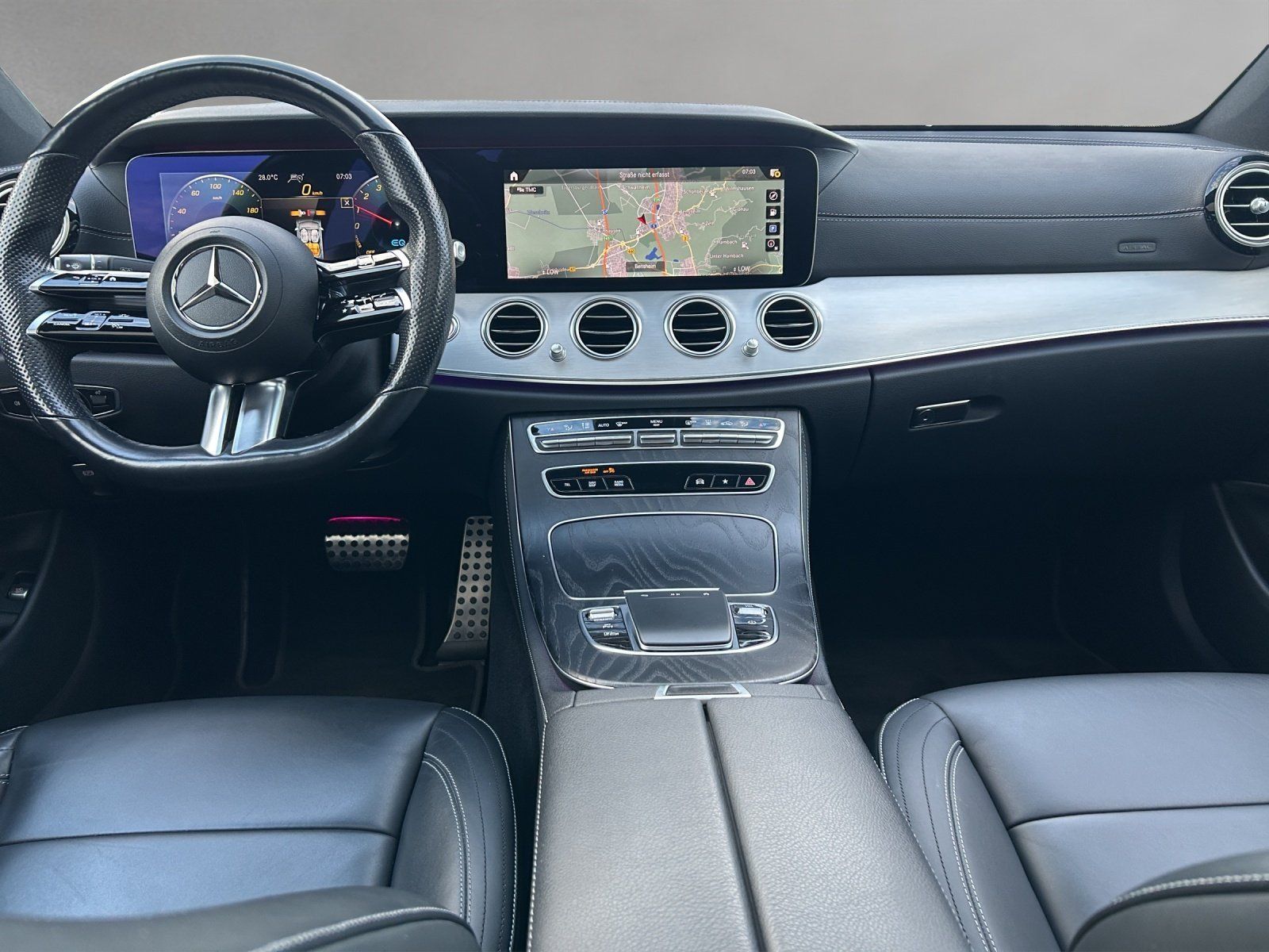 Fahrzeugabbildung Mercedes-Benz E300e 4M AMG Pano DISTR Burm HUD KeyGo MLED 360°