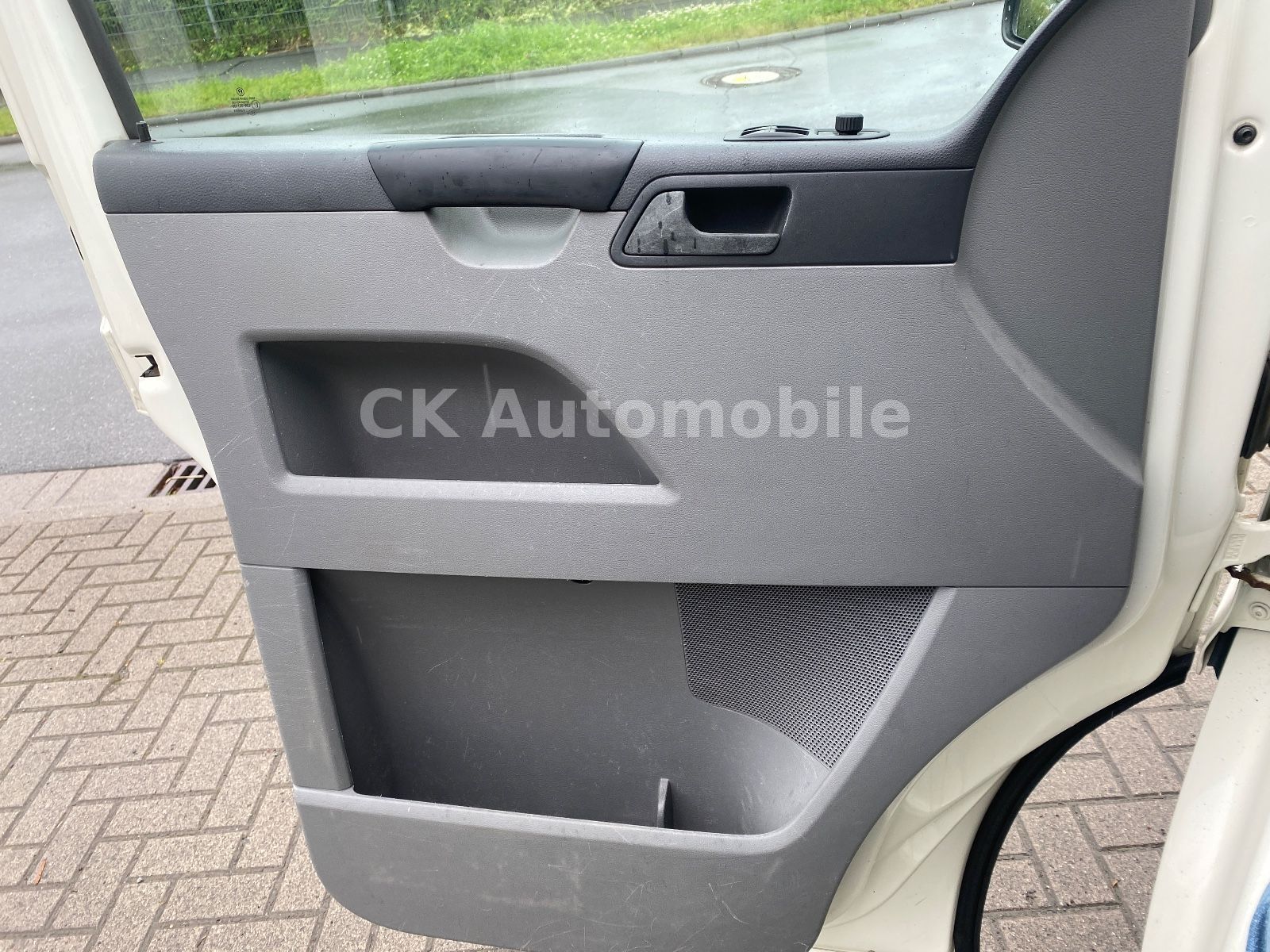 Fahrzeugabbildung Volkswagen T5 Transporter Kombi 1.9 TDI/9 Sitze/Klima/AHK
