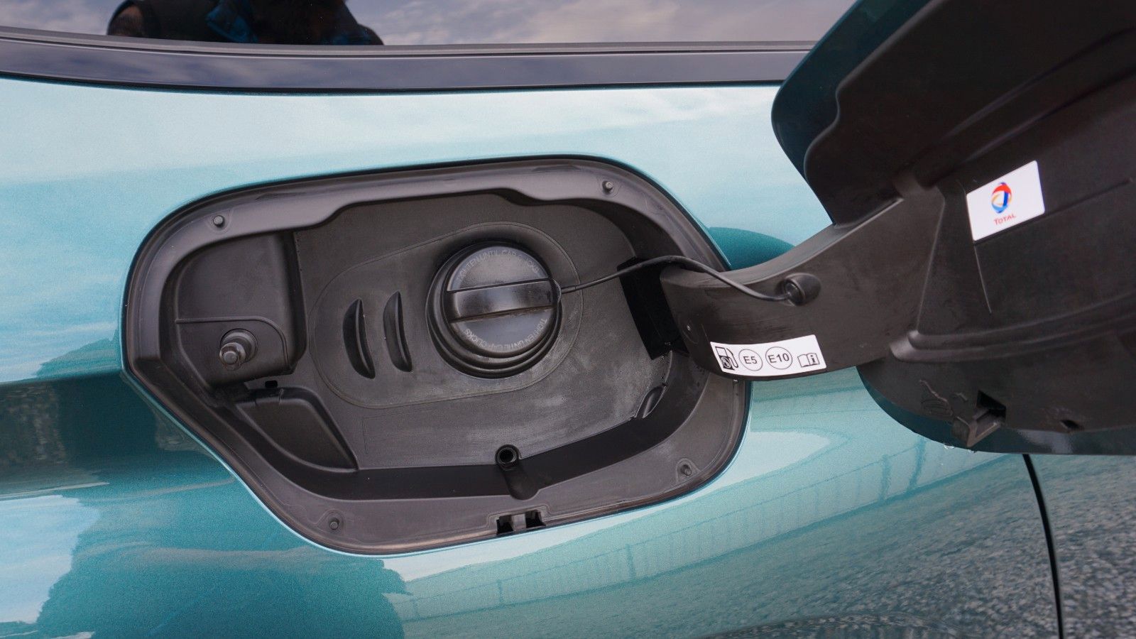 Fahrzeugabbildung Peugeot 308 SW Hybrid 180 Allure T.Leder,Navi,LED,SH,Kam