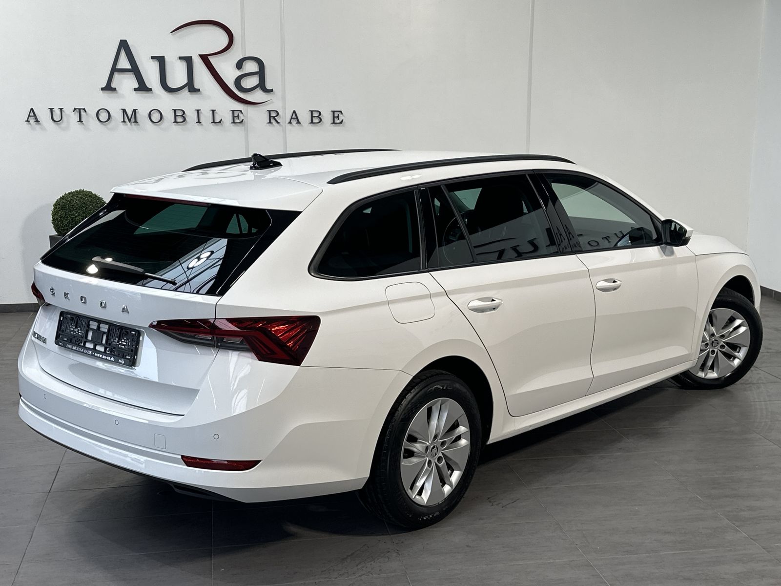 Fahrzeugabbildung SKODA Octavia Combi 2.0 TDI DSG Ambition NAV+LED+AHK