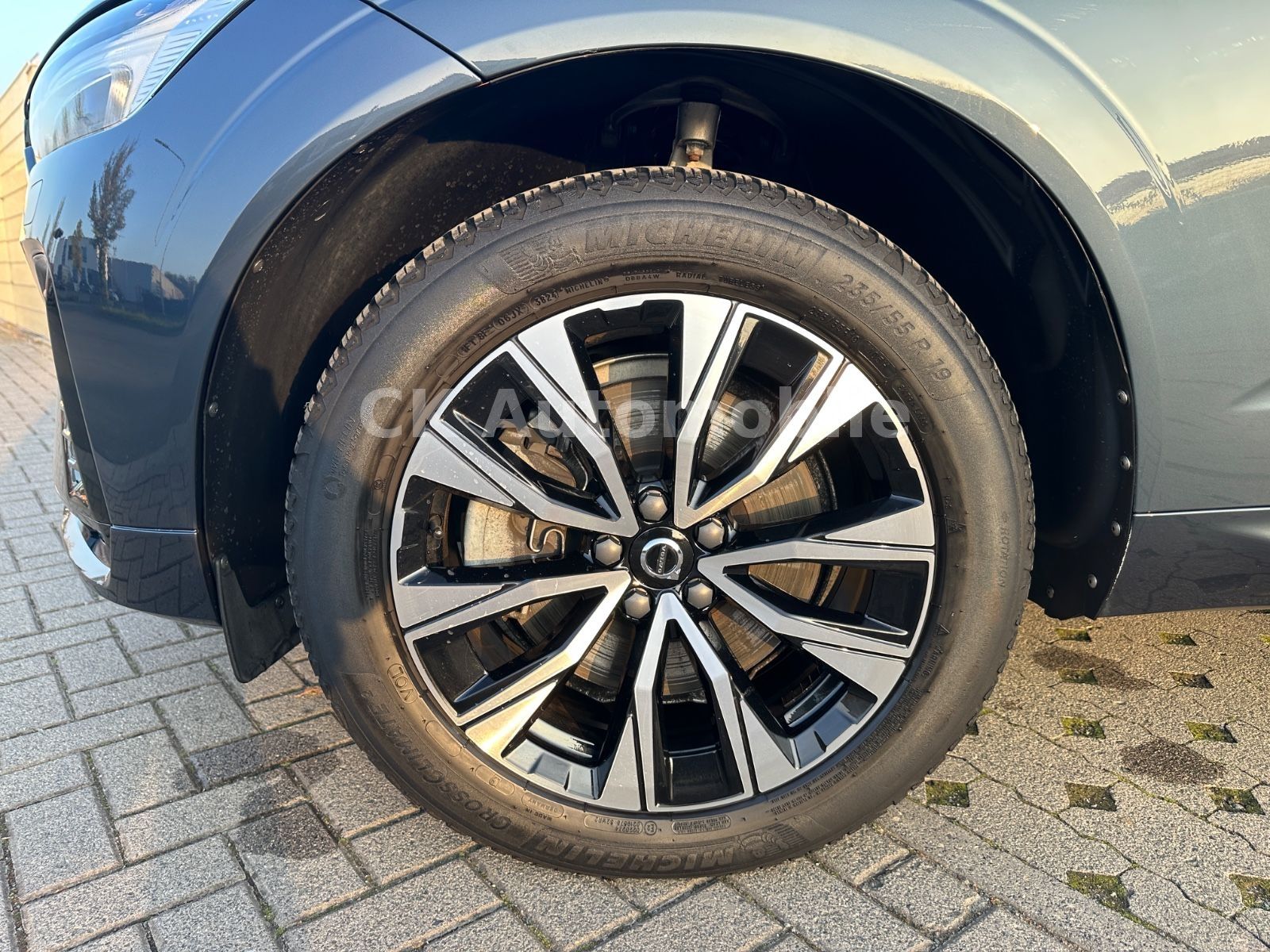 Fahrzeugabbildung Volvo XC60 B4 Plus Dark AWD/BLIS/Navi/LED/Kamera/AHK