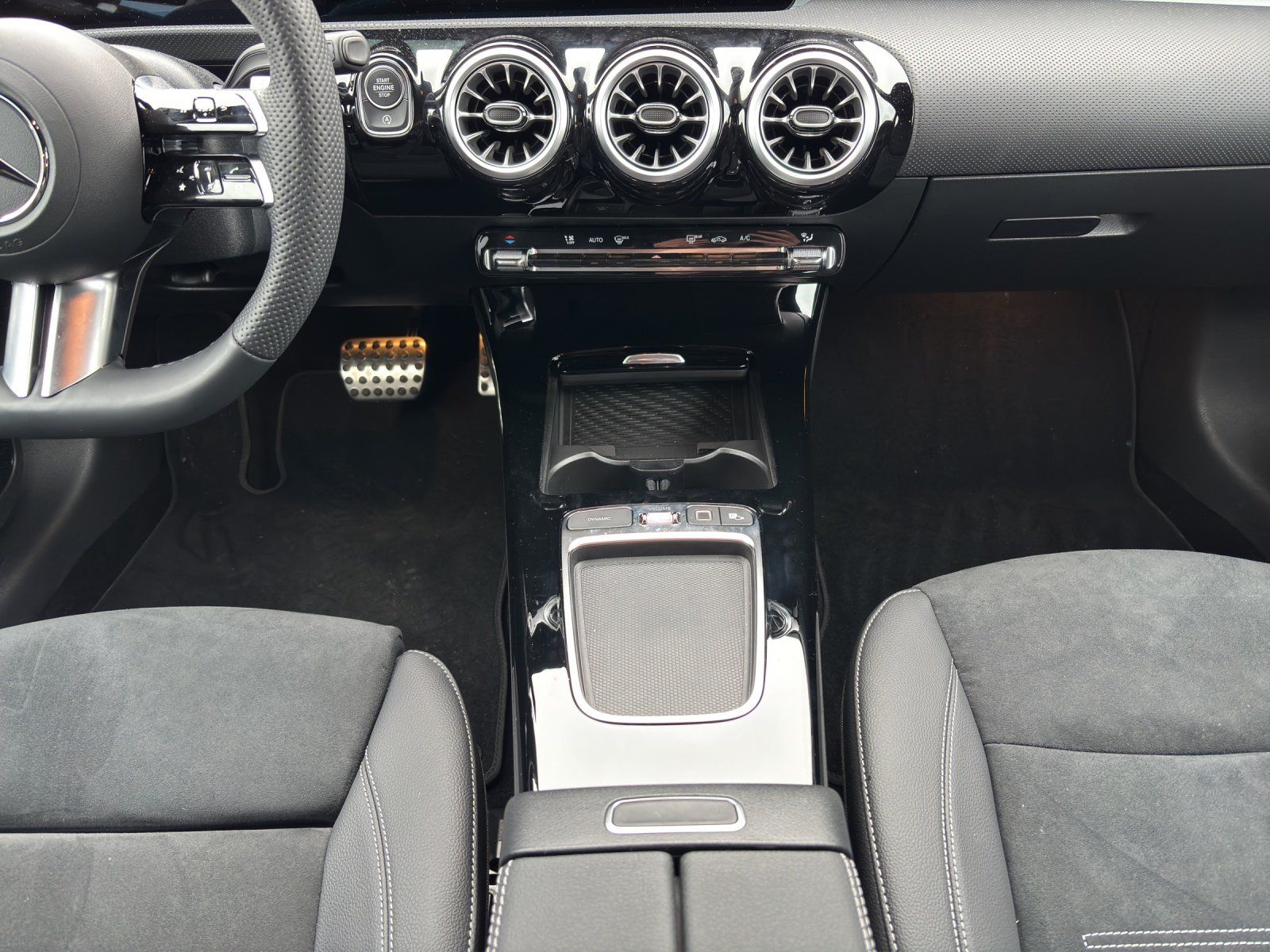 Fahrzeugabbildung Mercedes-Benz CLA 220 d Coupé AMG 360° MULTIBEAM KeylessGo