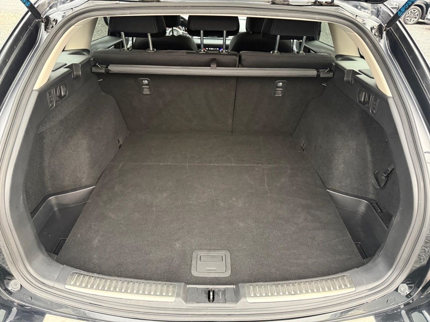 Fahrzeugabbildung Mazda 6 Kombi Sports-Line 2.5 Allwetterreifen HU/AU