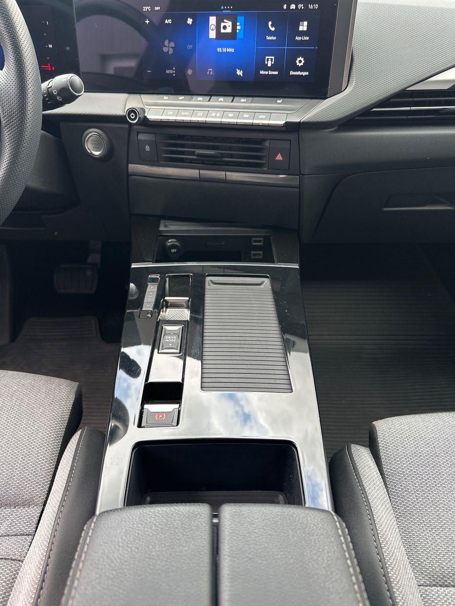 Fahrzeugabbildung Opel Astra SpT 1.5 D Aut Business Elegance NAV+LED