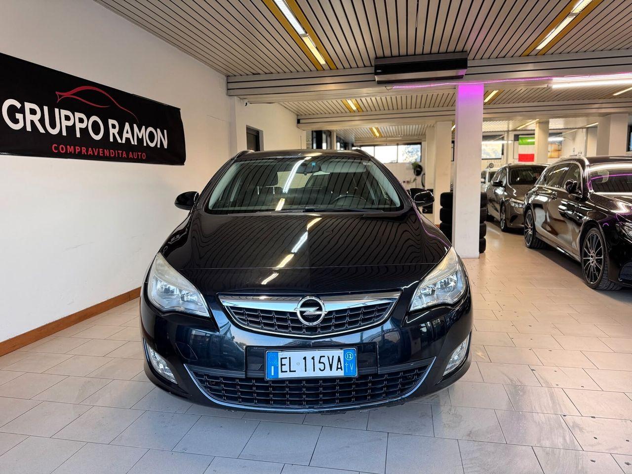 Opel Astra 2012 — interior
