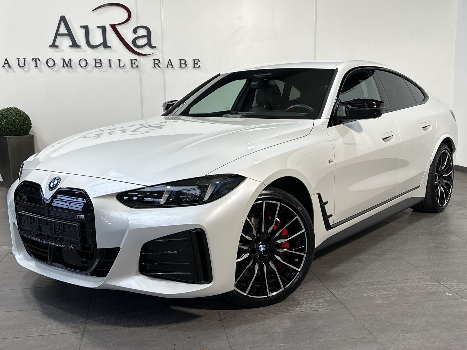 Fahrzeugabbildung BMW i4 M50 xDrive NAV+LEDER+ACC+AHK+360°+H&K+HEAD-UP