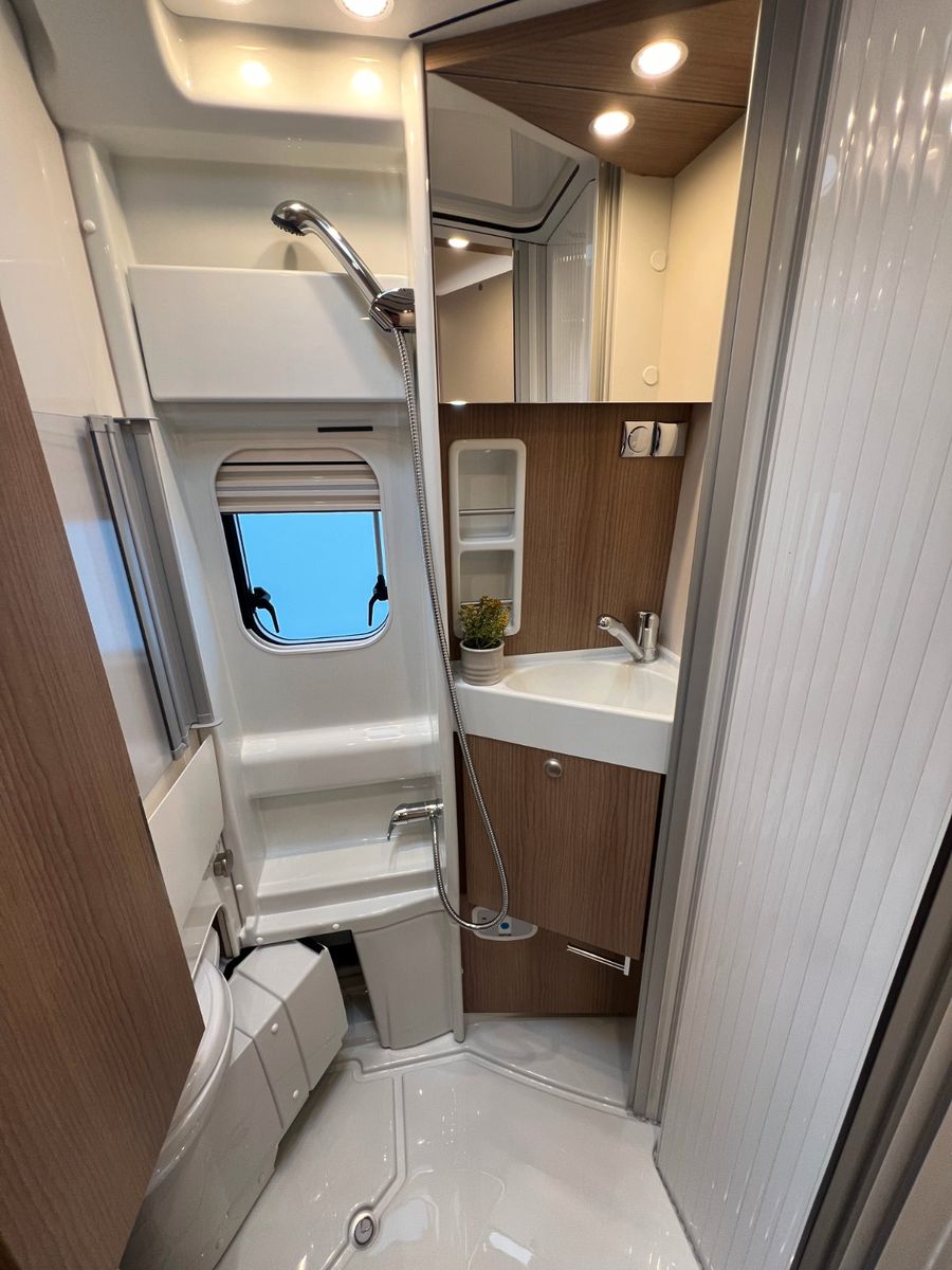 Fahrzeugabbildung Malibu Van first class - two rooms GT skyview 640 LE RB