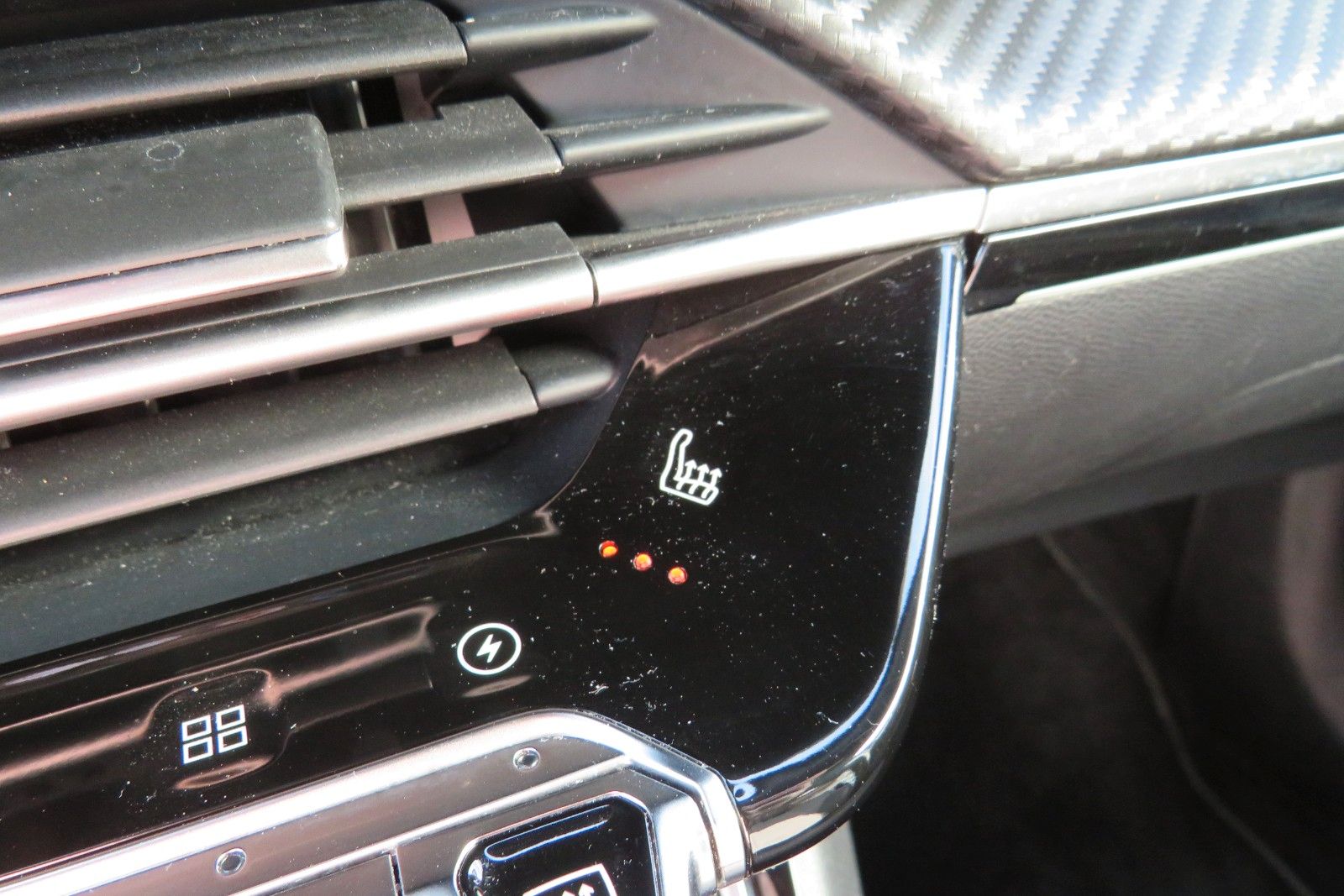 Fahrzeugabbildung Peugeot 2008 e- GT PANO NAVI KAMERA SITZH. PDC 1.HD