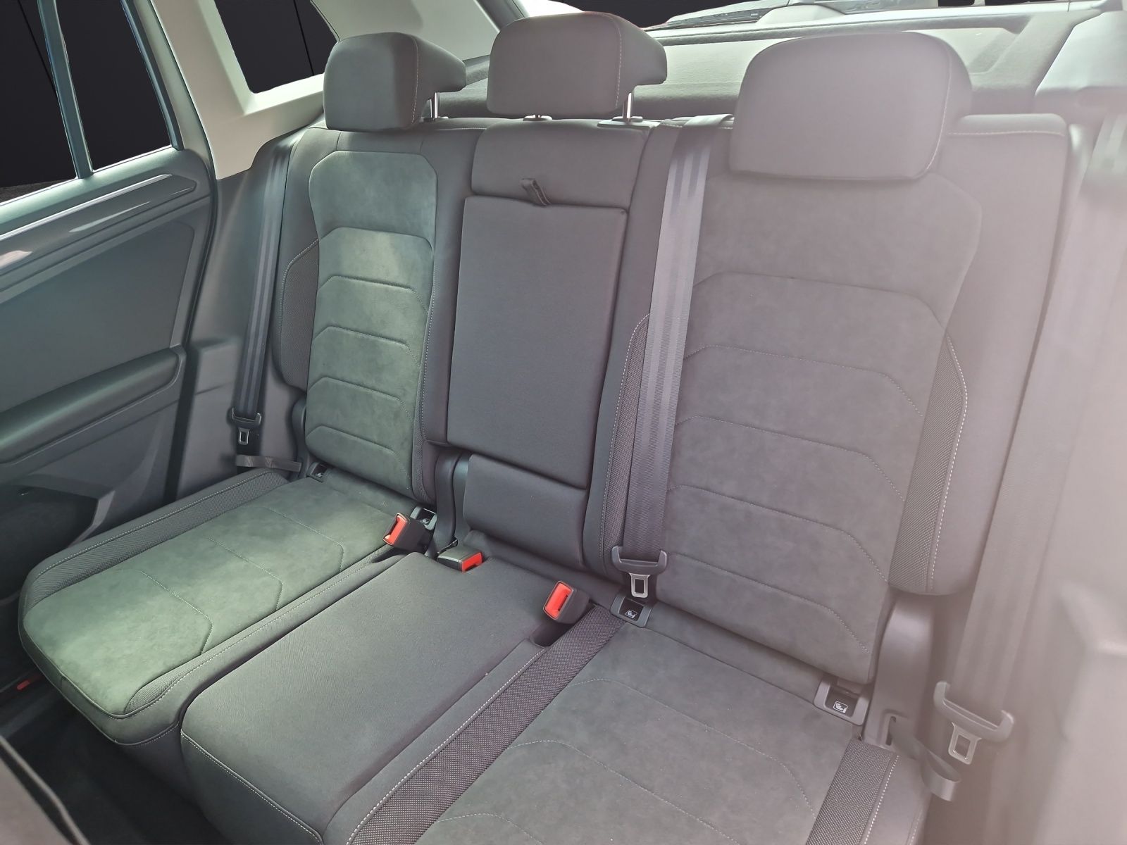 Fahrzeugabbildung Volkswagen Tiguan Elegance TSI DSG IQ.Light 19" ACC AHK SHZ