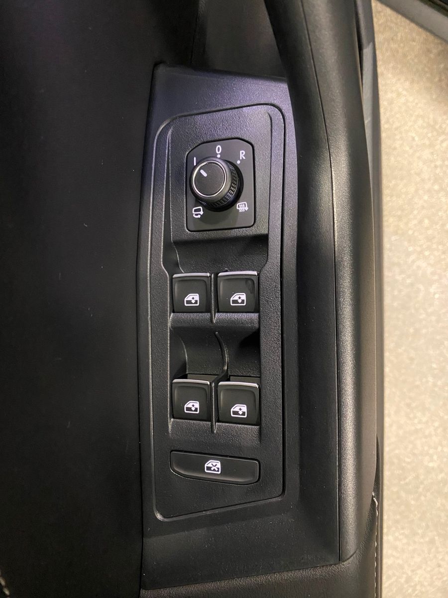 Fahrzeugabbildung Volkswagen T-Roc 1.5 TSI DSG+STYLE+PANORAMA+19"+ACC+MATRIX+