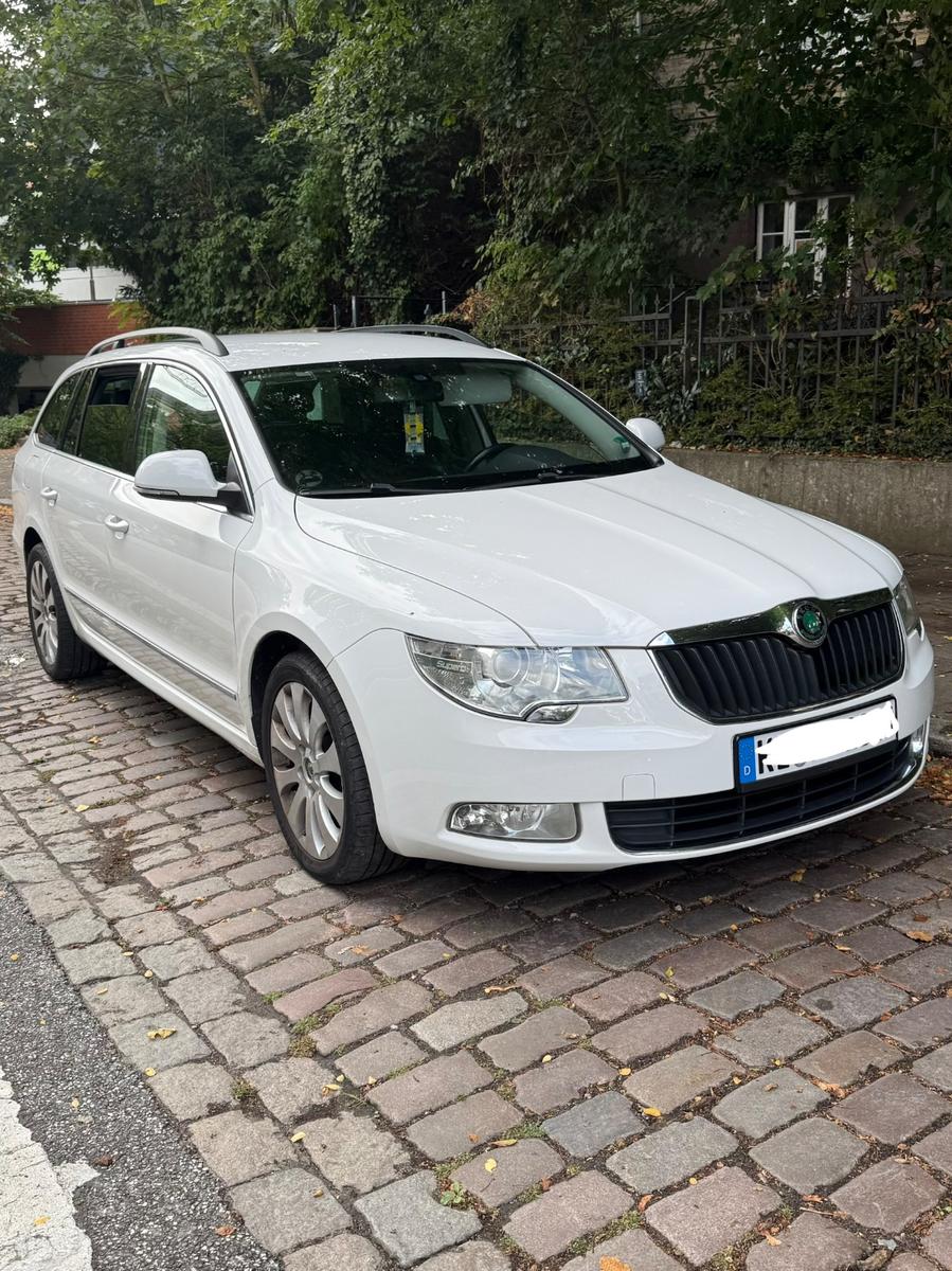 Skoda Superb 2010 — rear view