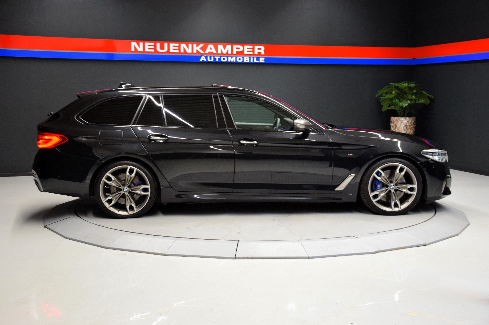 Fahrzeugabbildung BMW M550d xDr Tour Pano H/K HuD ACC Sitzlüft Massage