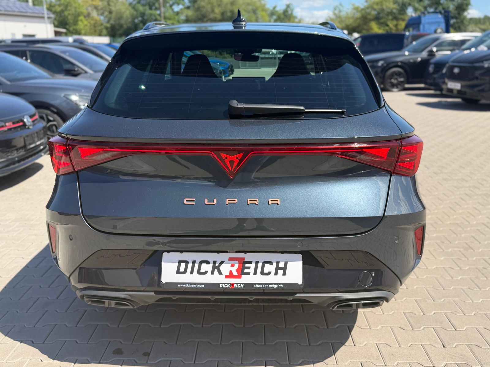 Ilustración del vehículo CUPRA Leon 1.5 eTSI MATRIX*PANO*ALCAN.*AHK*SENN*Drive2