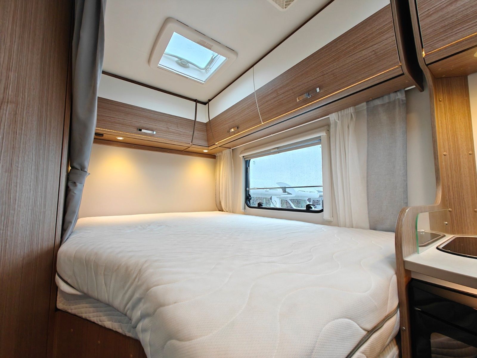 Fahrzeugabbildung Carado T-348 - Automatik, SAT, TV, 2x Solar, Hubbett -