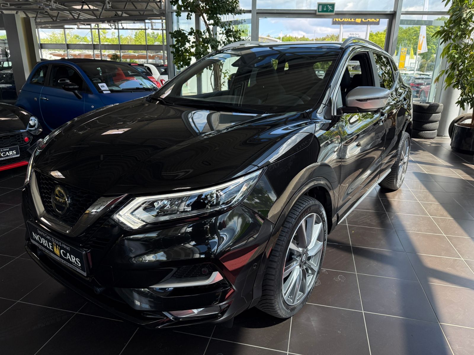Fahrzeugabbildung Nissan Qashqai Tekna+ 4x4 PANO RFK ACC NAVI