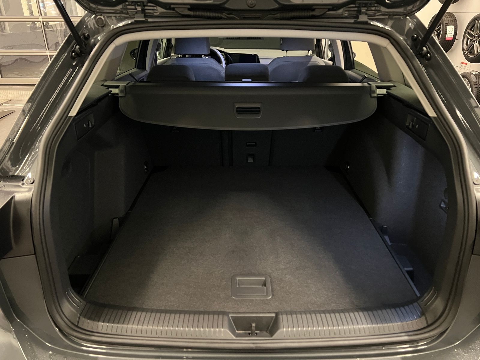 Fahrzeugabbildung Volkswagen Golf VIII Variant ACTIVE 1.5 eTSI DSG *AHK, LED,