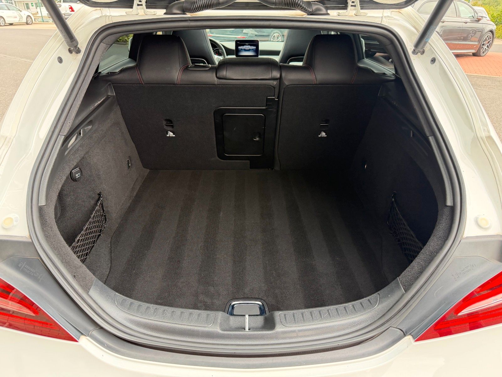 Fahrzeugabbildung Mercedes-Benz CLA 200 SB AMG+Pano+Distr+AHK+RKamera+TotW+