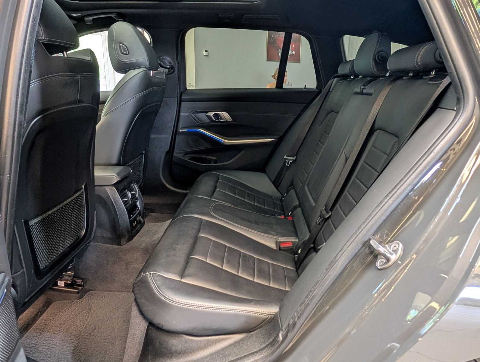 Fahrzeugabbildung BMW 320 i M Sport Navi Shadow*HUD*LED*TEMPO*PANO*AHK