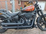 Harley-Davidson Street Bob 114 mit Jekill & Hyde Klappenanlage - Harley-Davidson Motorräder in Lübeck
