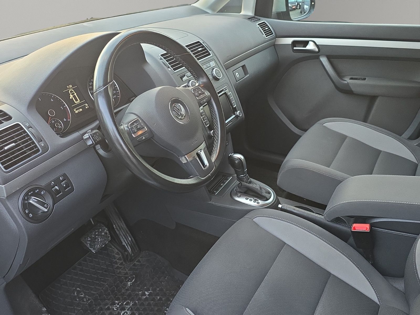 Fahrzeugabbildung Volkswagen Touran Life/DSG/Rückfahrkamera/Automatik/AHK