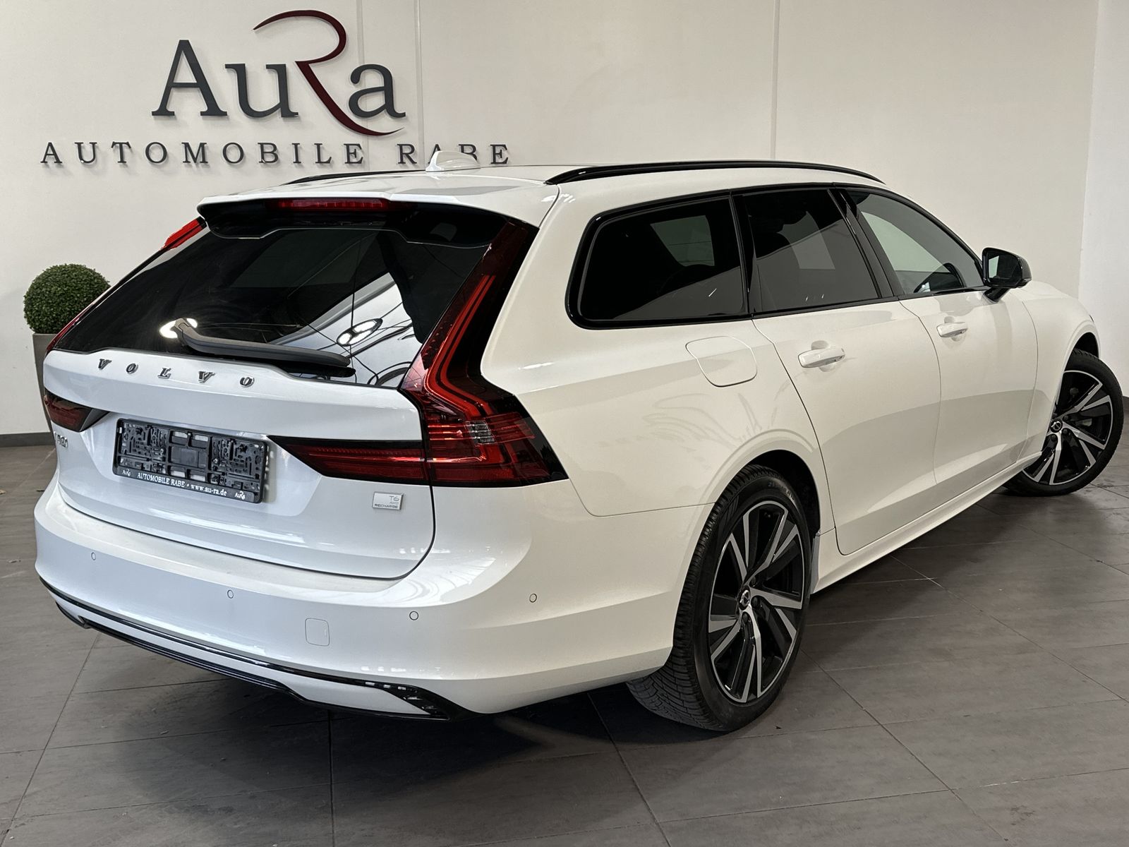 Fahrzeugabbildung Volvo V90 T6 Recharge AWD Plus Dark NAV+LED+AHK+PANORA