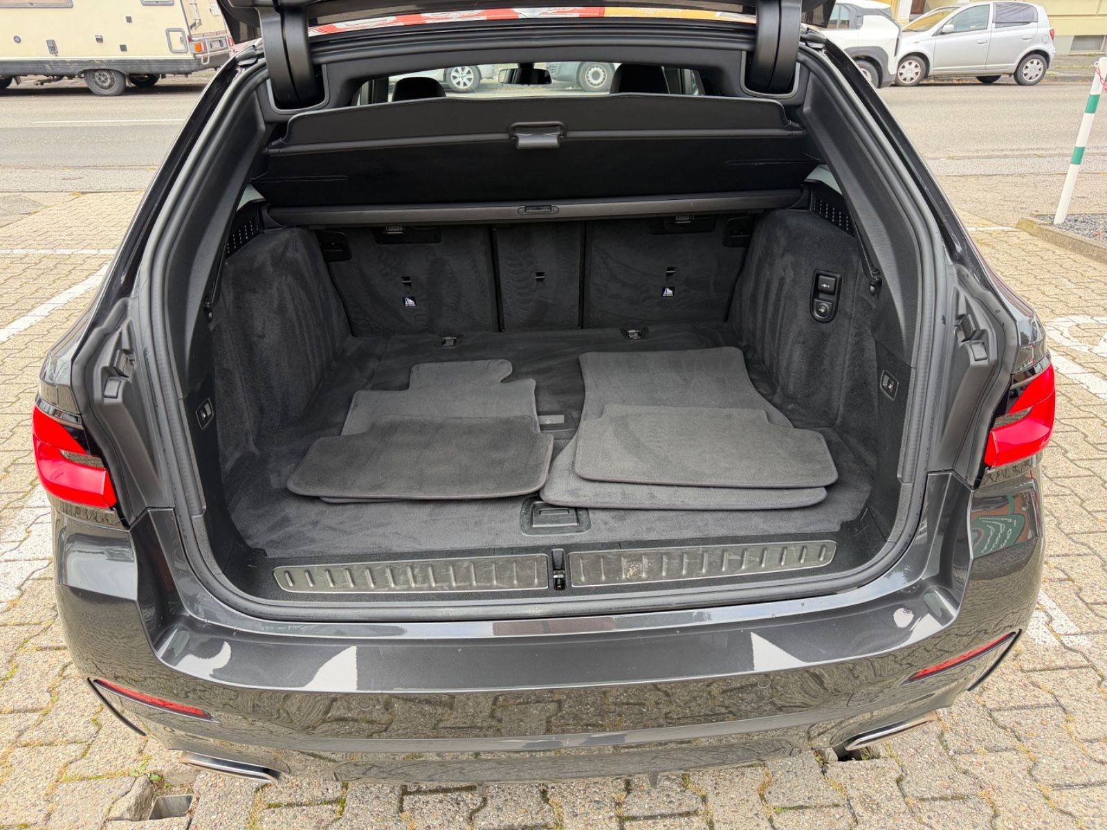 Fahrzeugabbildung BMW 520d Touring M SPORT LASER HUD KAMERA AHK LEDER
