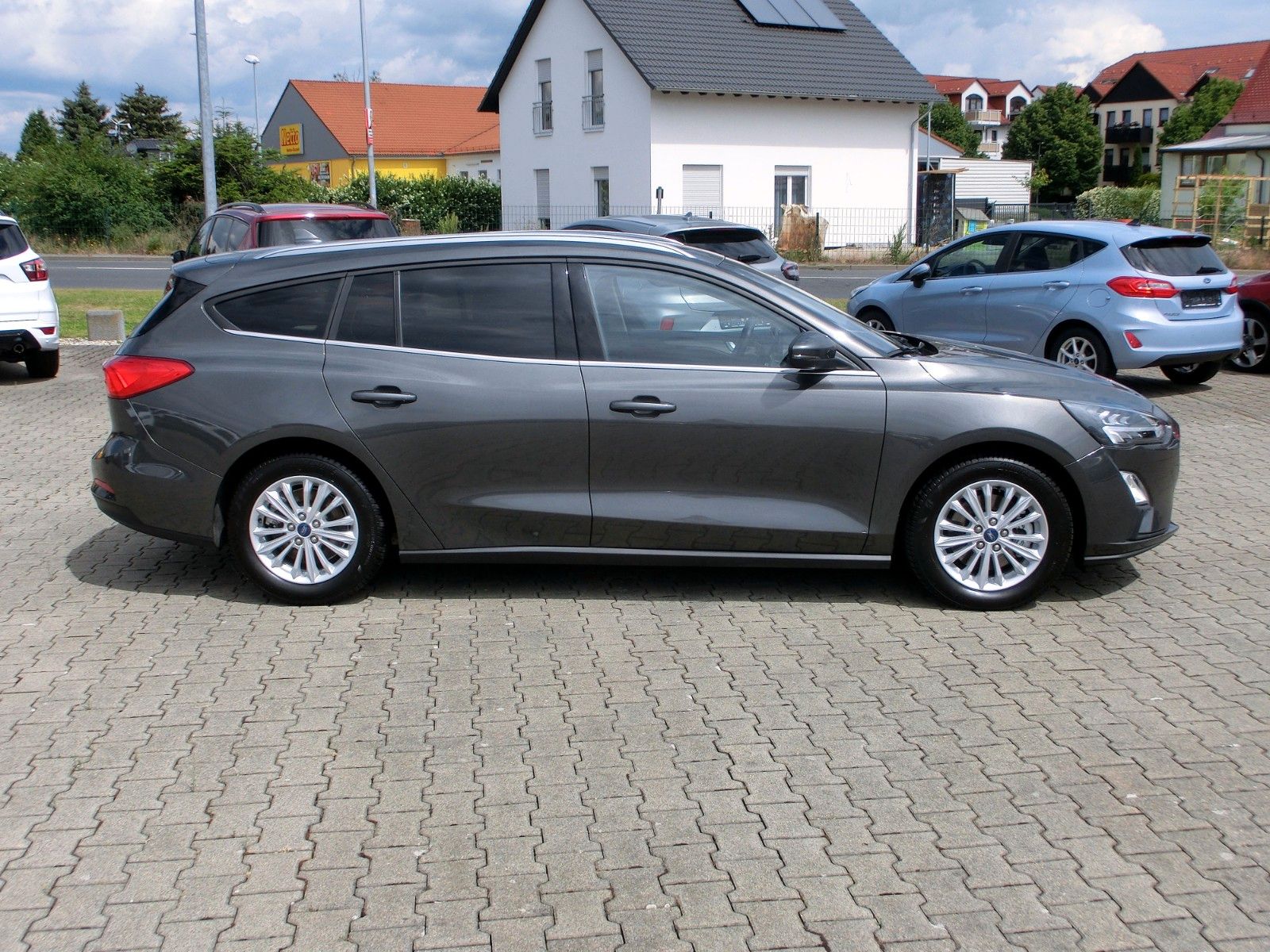 Fahrzeugabbildung Ford Focus Turnier Titanium *Navi*Key-Free*LED*PPS*