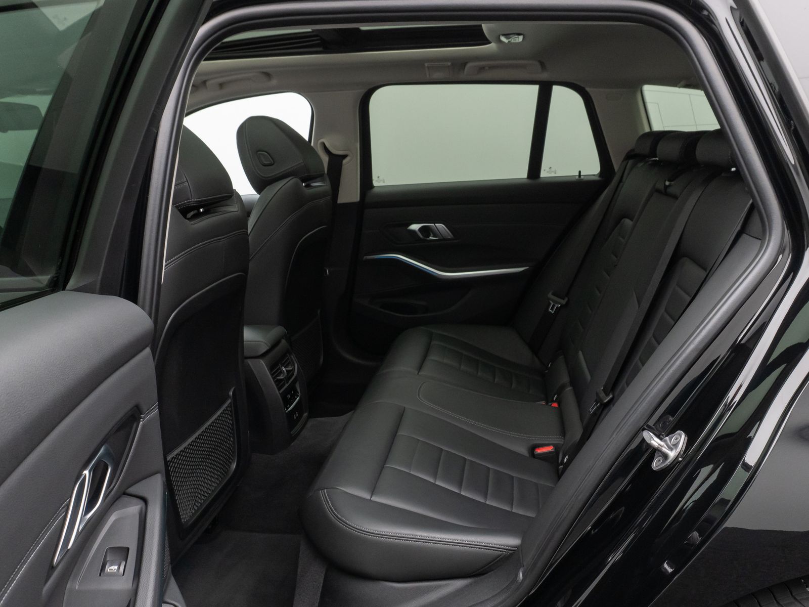 Fahrzeugabbildung BMW 330e xD Sport Line Panorama DAB HiFi Stop&Go AHK