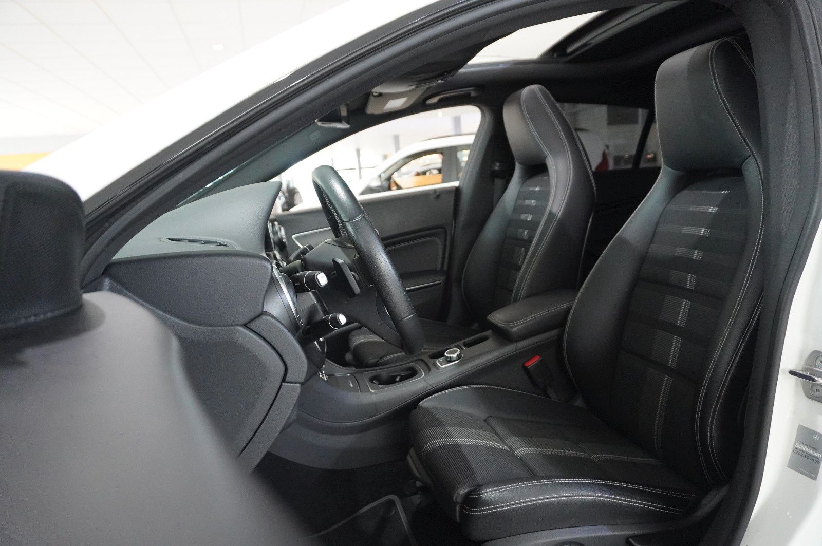 Fahrzeugabbildung Mercedes-Benz CLA 200 SB URBAN 7G-DCT NAVI/LED/PANO./SHZ/SPORT