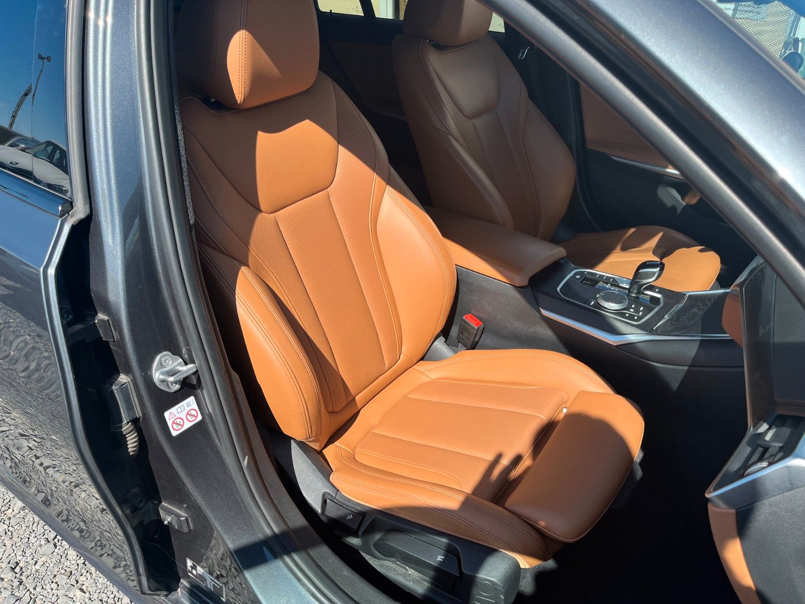 Fahrzeugabbildung BMW 320d Sport-Aut. M SPORTPAKET Navi Leder AHK LED