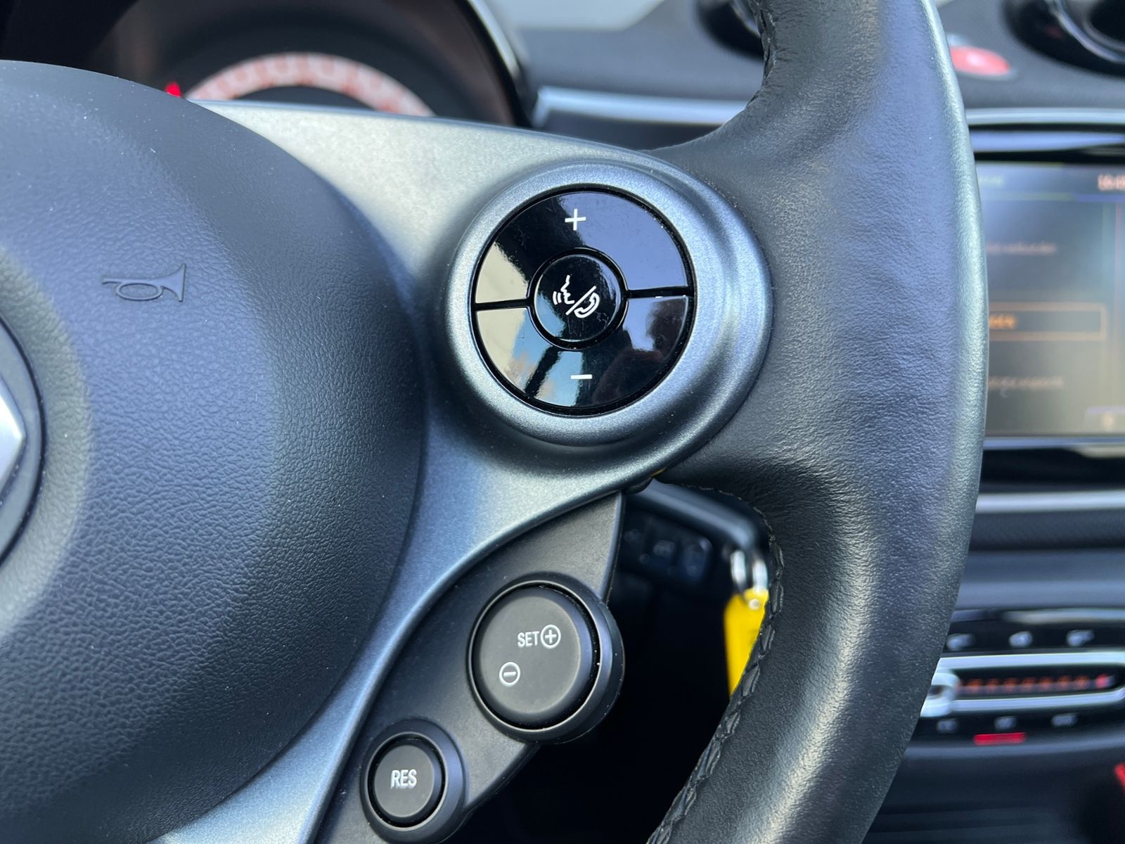 Fahrzeugabbildung Smart fortwo cabrio electric drive EQ *Navi, SHZ, PDC
